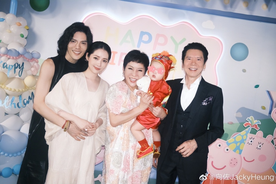 儿子生日当天,郭碧婷难得打扮了一番,虽然近段时间的路透照里,她看