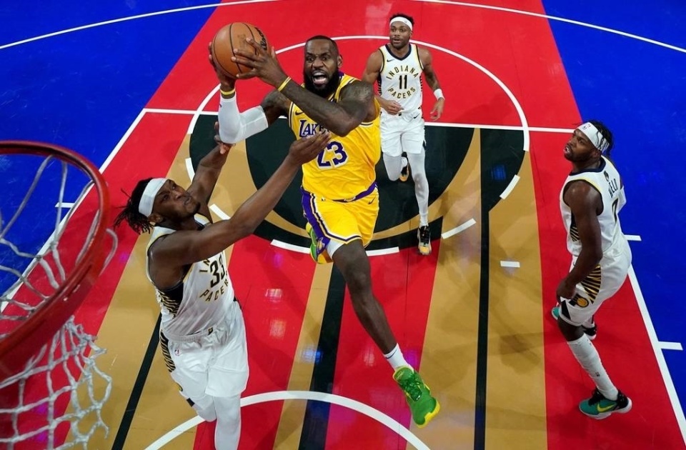 湖人冠军浓眉爆砍4020成队史第三人詹姆斯蹭车再添一冠