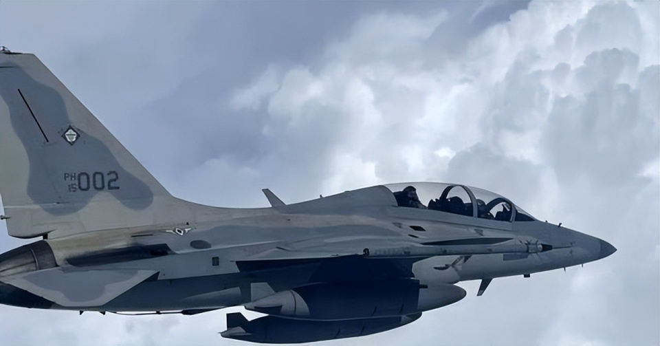 美菲联合空中巡逻,fa50和b52同框编队,高教机护航自身难保_腾讯新闻