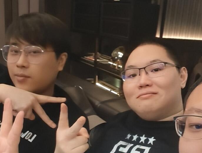 pdd已经回国和卢本伟在澳门旅游被偷拍pdd违规翻越围栏