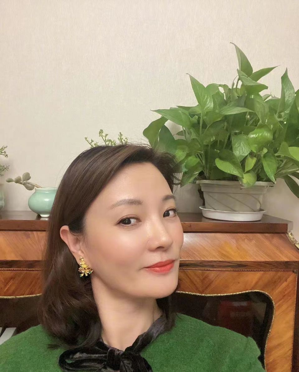 45岁主持人刘芳菲近况曝光穿衣朴素状态好播音腔梦回央视春晚