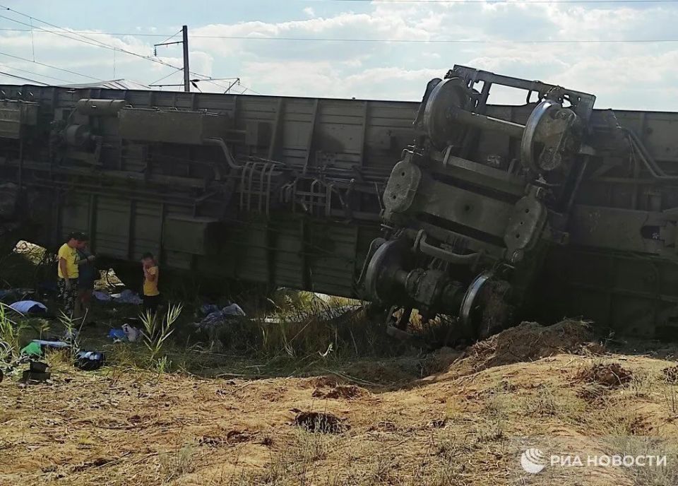 突发!俄罗斯一货车撞上火车,致9节车厢脱轨,140人受伤