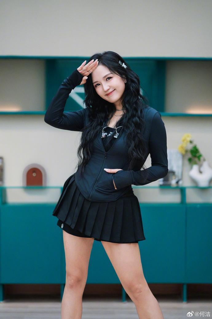 38岁何洁晒近照,双马尾配多巴胺穿搭,显瘦又可爱美到不敢认