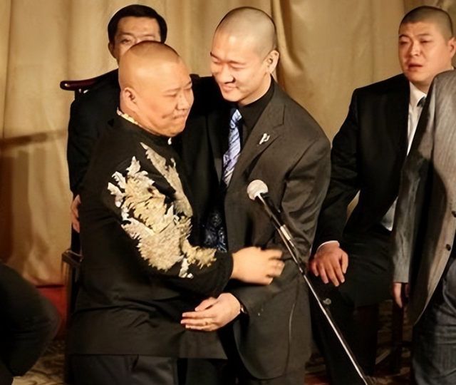岳云鹏和他是一辈儿的,但名气都比不上他,郭德纲为了爱徒,曾自降身价