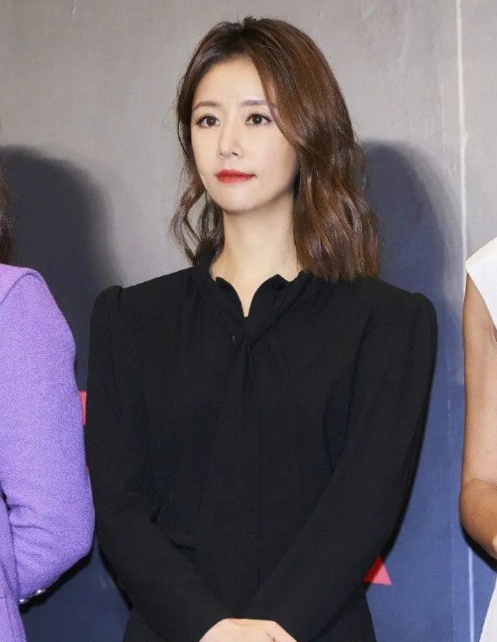 林心如上班穿着太惊艳二分裙加丝袜吸睛用抱枕挡住生怕走光