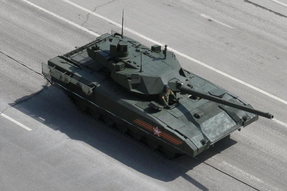T-14��������������ͣ�� T-90��ͻ��1000��