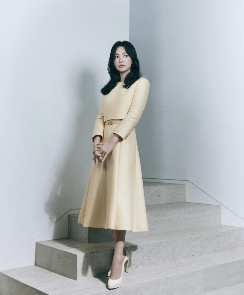 宋慧乔黑色与黄色的完美穿搭,好友朴率美和李真都纷纷点赞