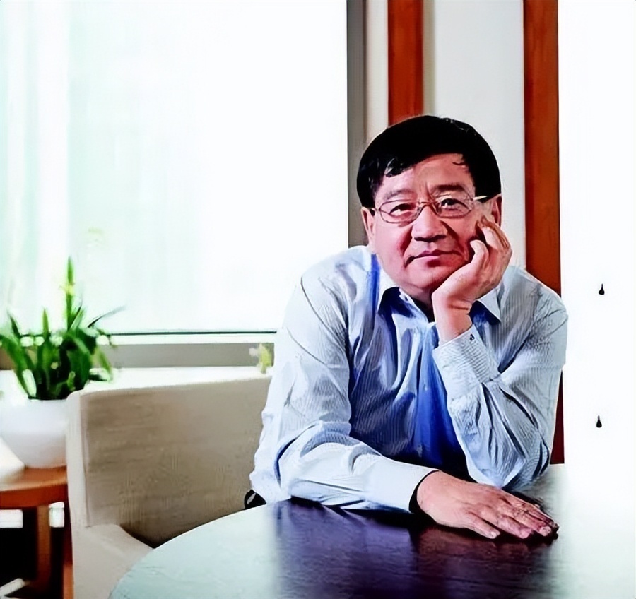 徐小平当年为何离开新东方？俞敏洪书生外表，实则有着铁血手腕腾讯新闻 