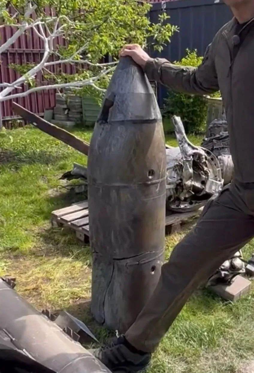 99米,那么肩部高度大概在1.7米左右,在站直的情况下,这枚弹体大概