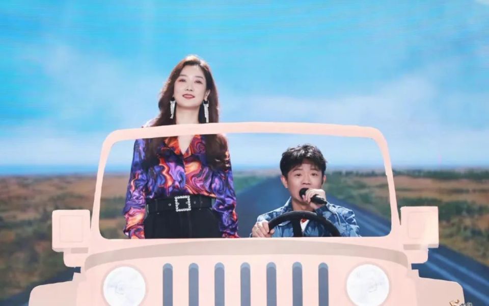 凤凰传奇演唱会上热搜,玲花和曾毅是怎么征服年轻人的?