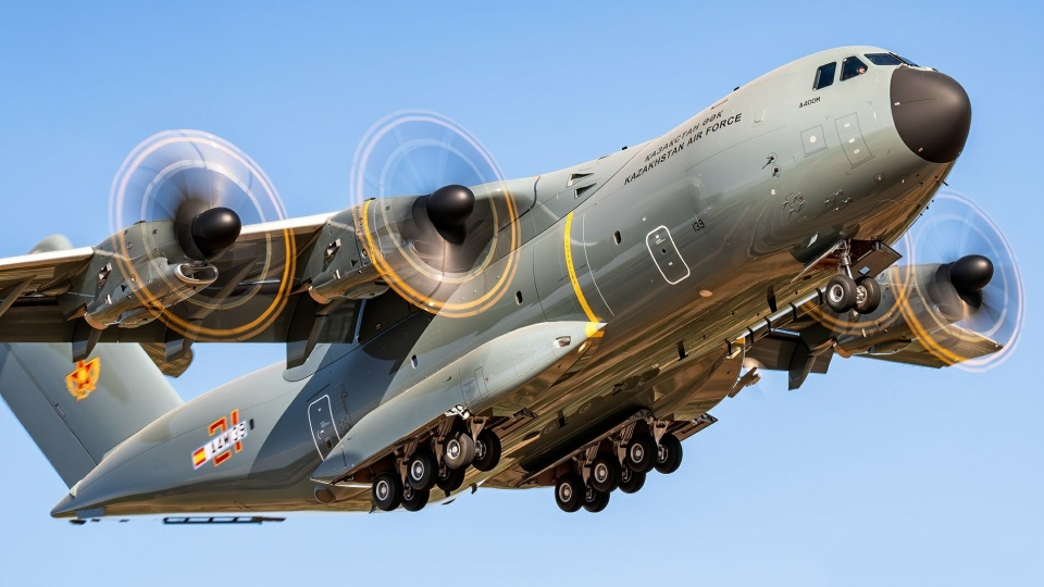 哈萨克斯坦订购的首架a400m运输机完成首飞 计划在今年年底前交付