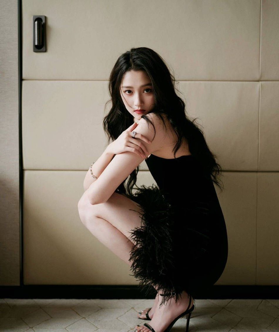 关晓彤穿黑色羽毛短裙 气质优雅自信_腾讯新闻