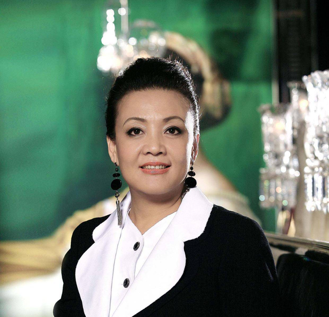 张兰直播遇俏江南粉丝送花合影透露当年在工地破床垫住了三个月