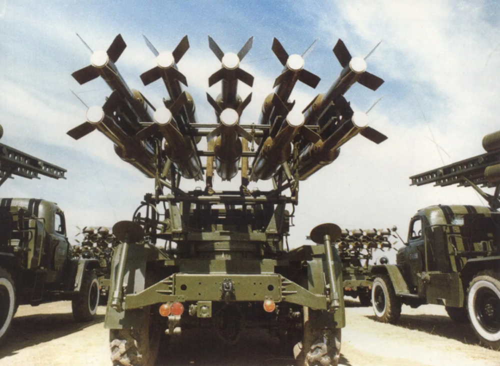 这是一种当年马上见得到"好效果"的利器——74式火箭布雷车