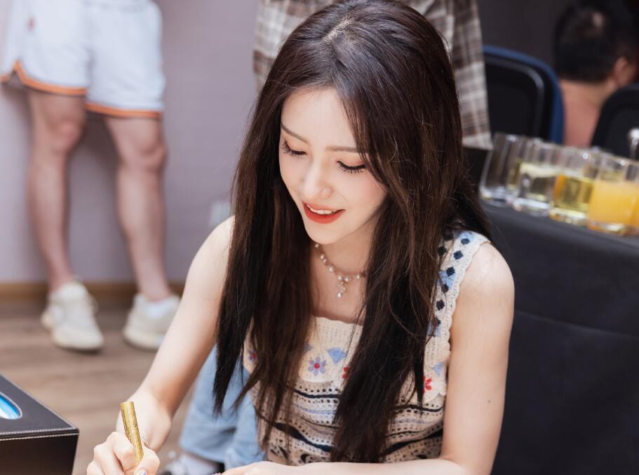 rita早期照片被扒出,和现在完全是两个人,如今下巴翘到能锄地