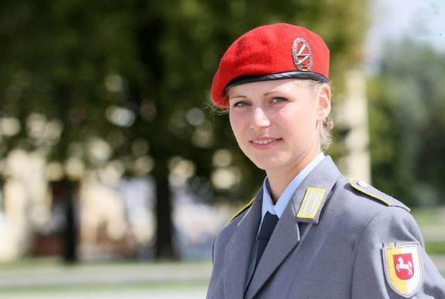 十个国家穿常服最美的女军人-腾讯新闻