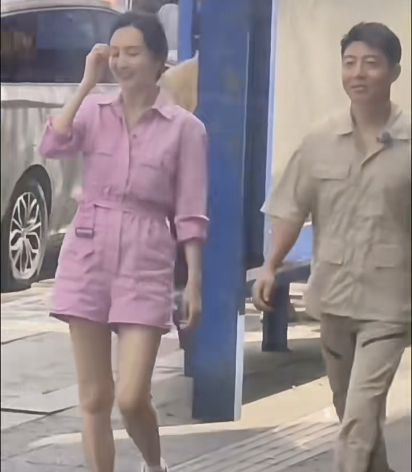 王鸥撒贝宁合体录综艺,路透照曝光引热议,王鸥穿着清凉近状超好_腾讯