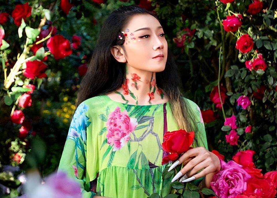 杨丽萍回应"3000万月亮宫被封"一事为造谣,此豪宅曾遭当地居民举报