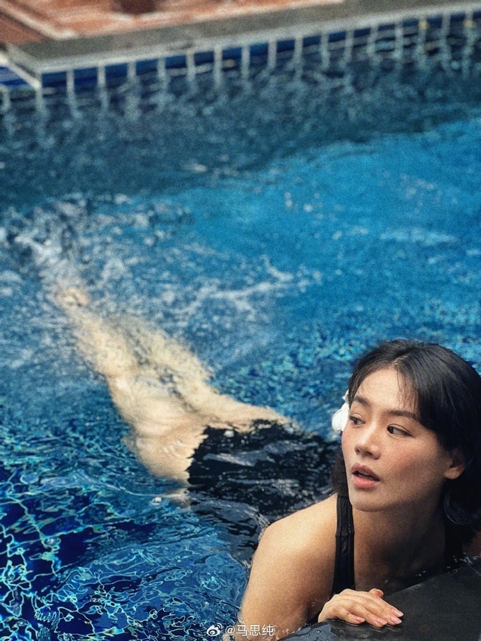 马思纯小年夜苏梅岛度假,穿性感泳装化身美人鱼,头戴白花好娇俏_腾讯