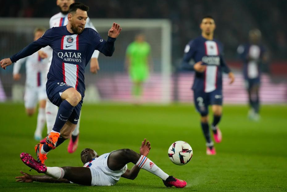 球王待遇归队后阿韦罗切蛋糕自封goat梅西遭受嘘声独自离场