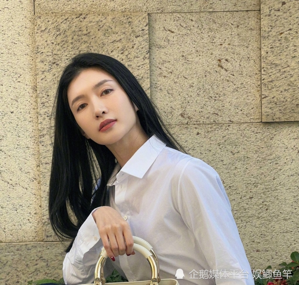 胡歌结婚生子,前女友江疏影心情大好,晒出九宫格美照!_腾讯新闻