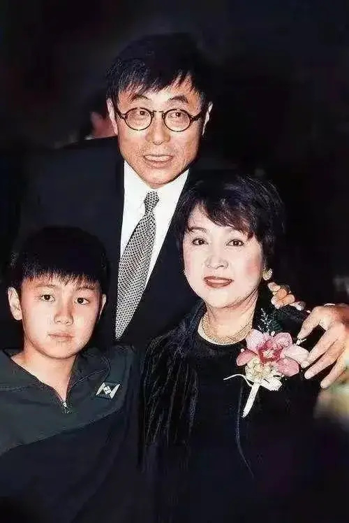 刘家昌：和原配同床异梦，痴爱甄珍却反目成仇，80岁为钱纷争不断_腾讯新闻