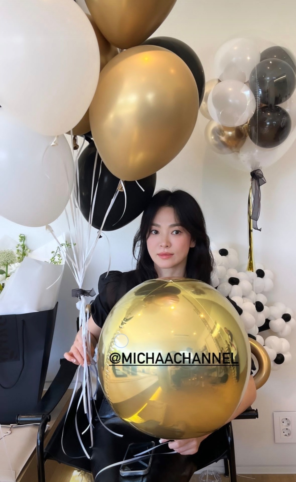 4日,演员宋慧乔在社交平台上分享的照片中,她手握几个大气球,笑容灿烂