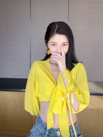 其中就有粉丝给王灿留言,觉得小蛋饺的体重和身高比同龄孩子小,并建议