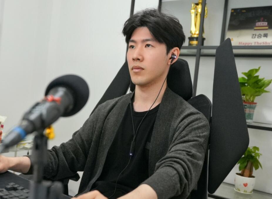 很多人也表示theshy现在这个样子更帅,没戴眼镜后,颜值一下子就提高了