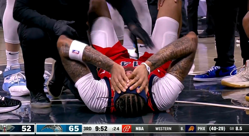 鹈鹕遭重创:英格拉姆膝盖扭伤提前退赛 痛苦离场被搀扶返回更衣室