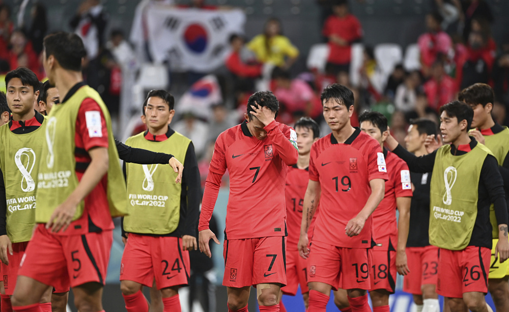 骂裁判吃红牌！韩国主帅：裁判夺走了我们的胜利，他在针对韩国队自己的优势和劣势
