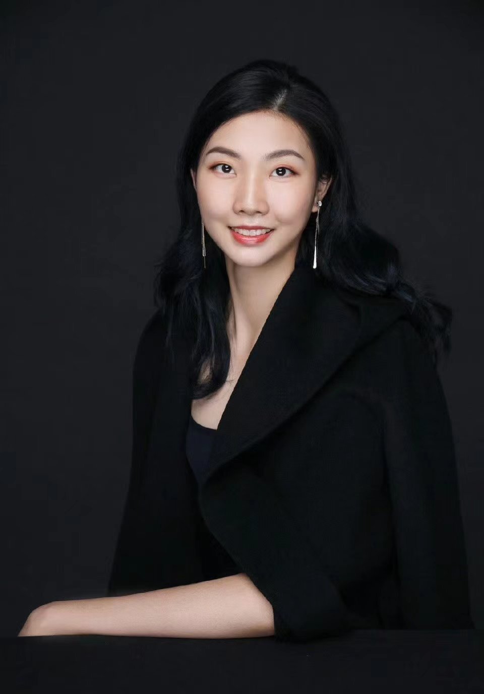 袁心玥晒与同学毕业照,身高鹤立鸡群,时尚大片堪比超模