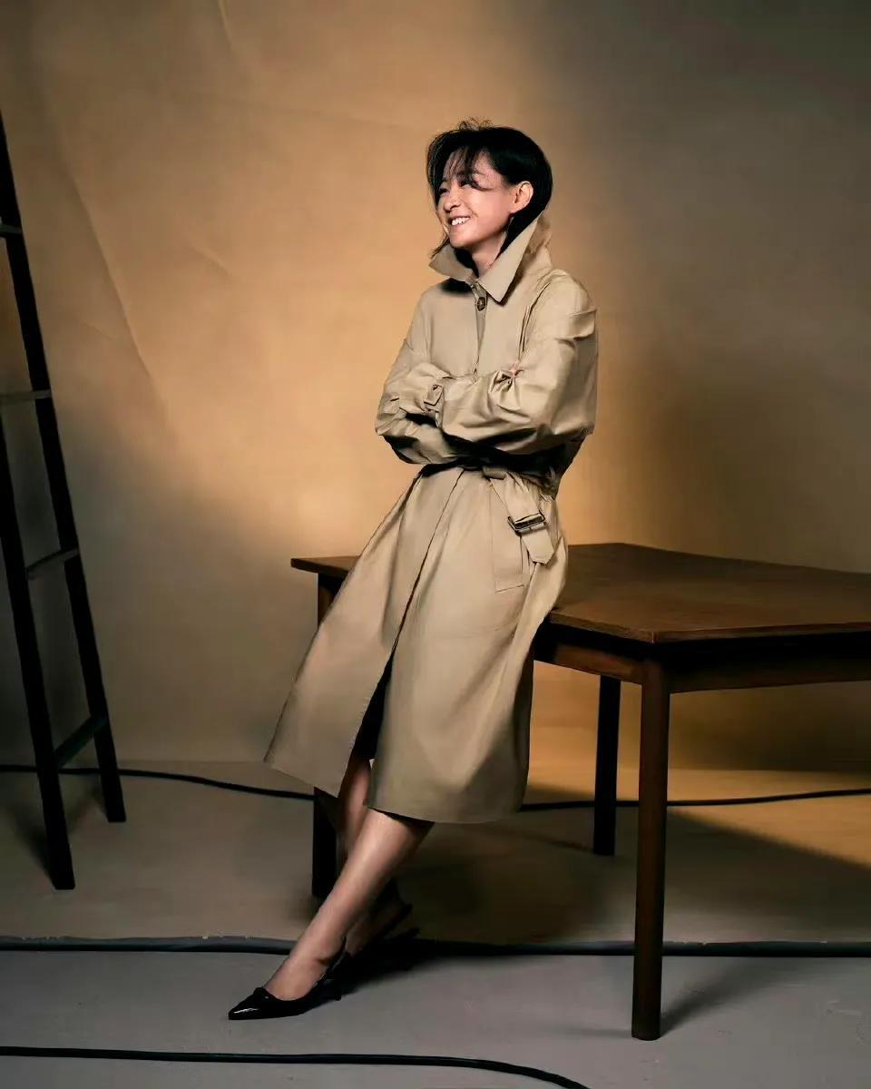 视频里,贾玲身穿米色大衣,脚踩高跟鞋,缓缓走入视频正中间.