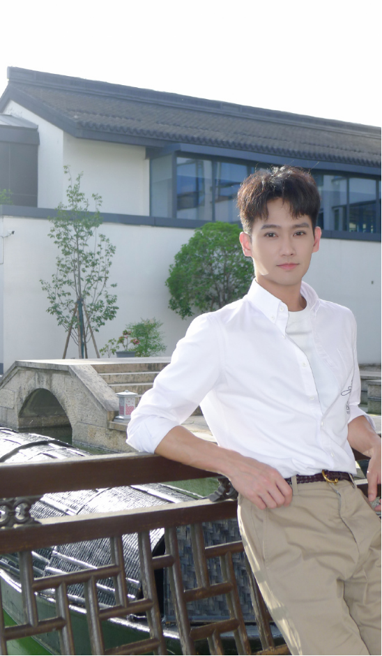 赵雅芝儿子黄恺杰被爆已婚女方长相甜美身材高挑是内地女艺人