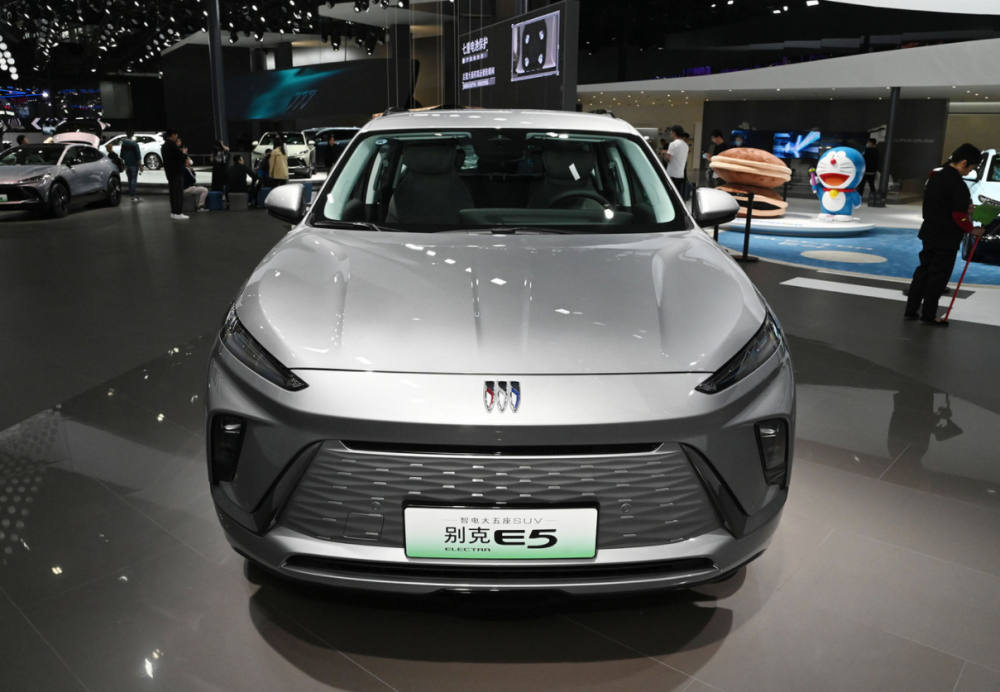 特别是别克品牌迅速打造了全新的e系列车型,比如别克e5刚上市那段时间