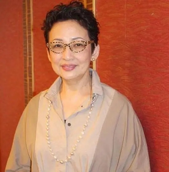 2022年11月,波姐参演的无线剧集《超能使者》及viutv剧集《绳角》在同