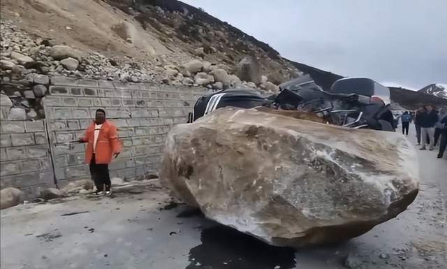 318川藏线巨石滚落,砸烂一汽车,有些情况我不得不说-腾讯新闻