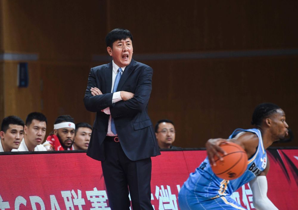 再见丁伟不是巩晓彬山东男篮新帅人选终于现身或搅局cba