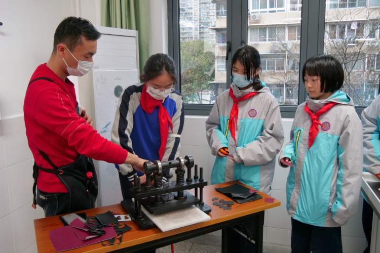 3月20日下午,一场生动有趣的编织教学体验活动在上海市长宁区绿苑小学