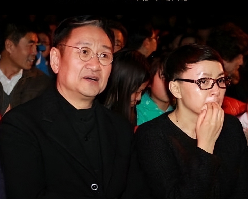 2020年退休的宋丹丹开始享受生活,去年有网友偶遇过她逛街,打扮潮流比