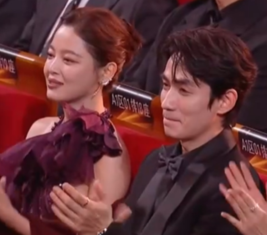 金雞獎頒獎名場面！宋佳二封詠梅失落，易烊千璽拿獎張藝謀樂開花 - 