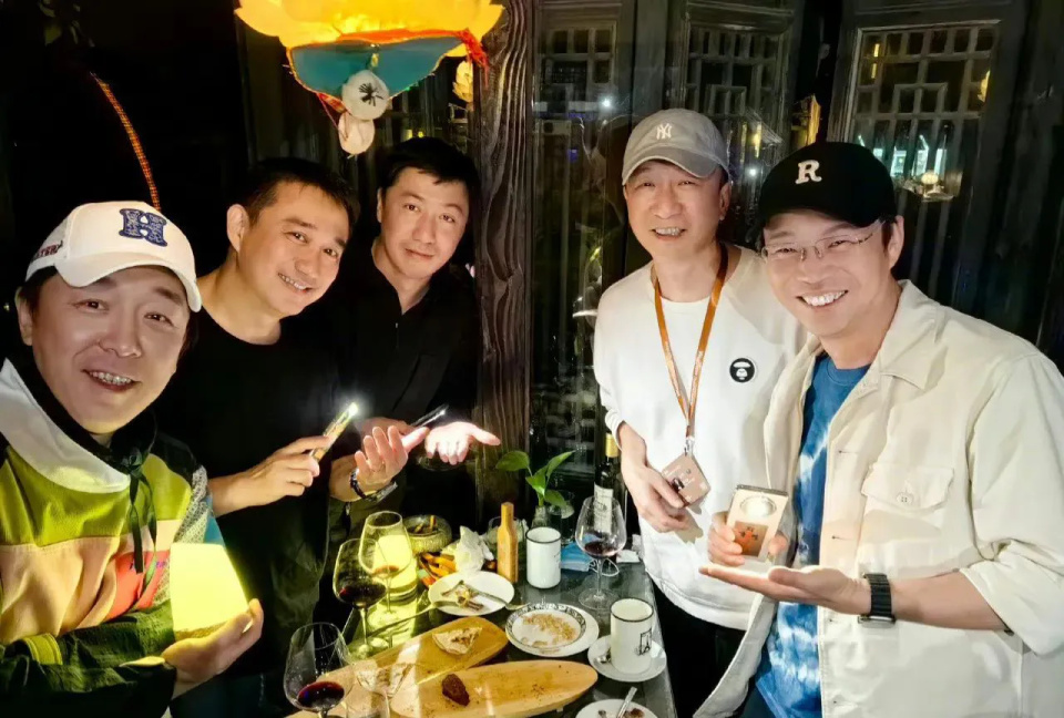 明星齐聚乌镇戏剧节李冰冰老板范倪妮敬酒局促王一博好低调