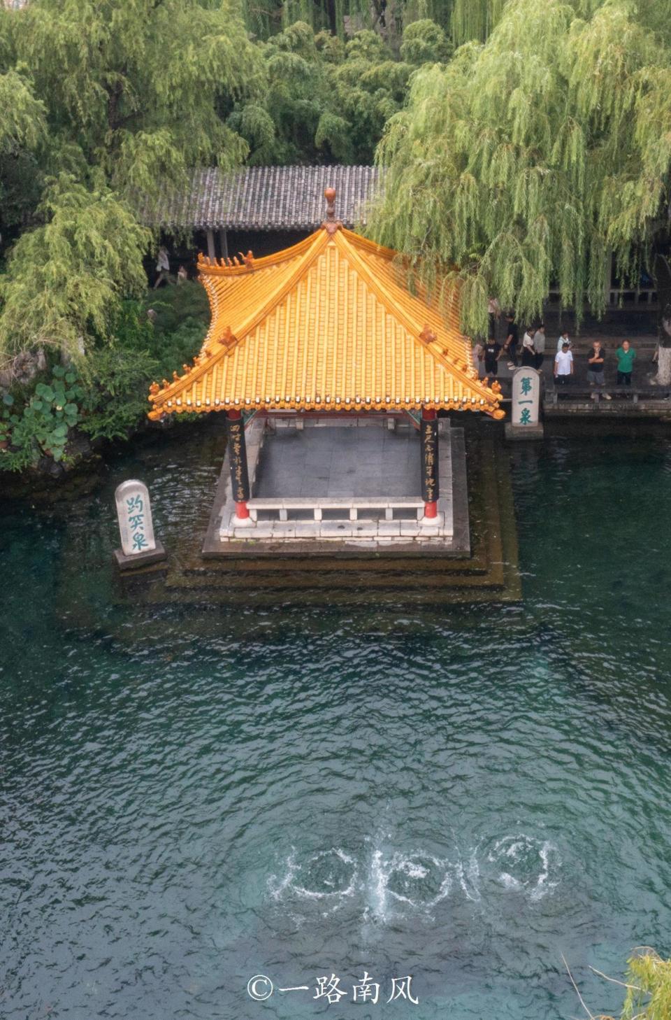 一块刻着"趵突泉",另一块刻着"第一泉",中间是一个亭子,亭前三个泉眼