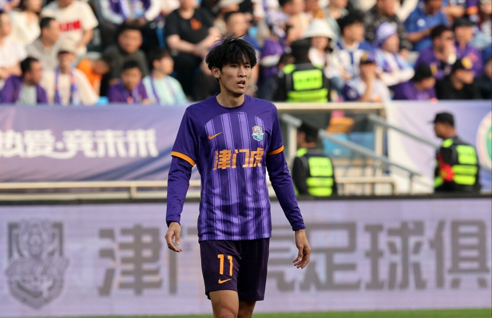 不过,他出场比赛时间太少,有身高但不够强壮,作为后备没有问题,想成为