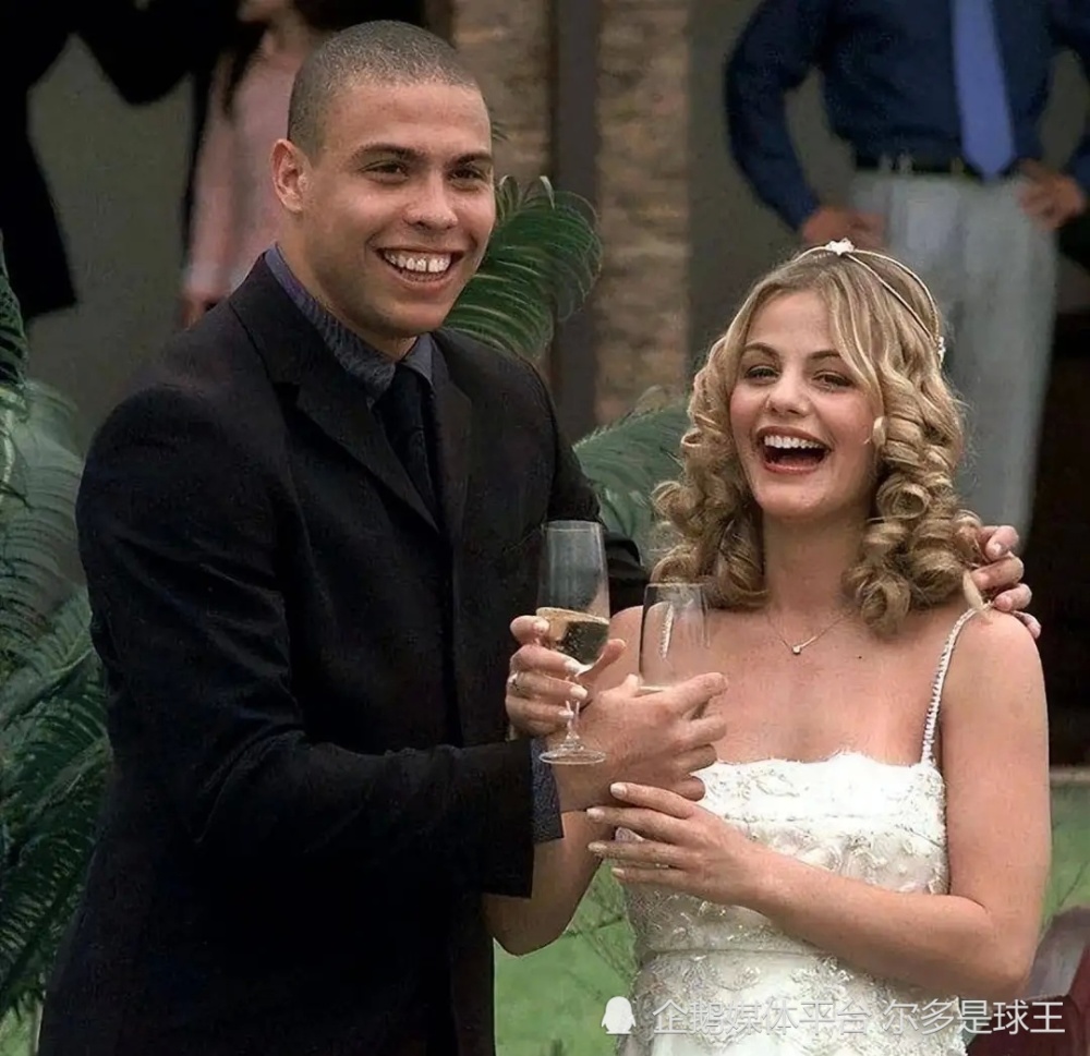 罗纳尔多与米兰妮的婚姻在婚礼后仅有短暂的甜蜜时光,很快罗纳尔多就