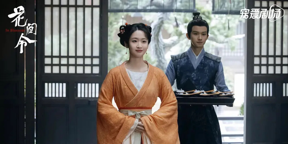 其实凌儿模样挺好看,扮演者叫丁洁,是1997年出生的,她和鞠婧祎站在一