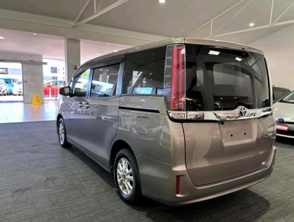 丰田NOAH紧凑型MPV：2.85米轴距，7座/8座任选，第二排能“躺平”_腾讯新闻