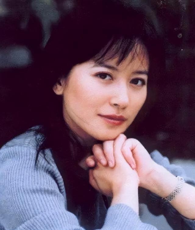 俞飞鸿留学归国,并在北影学院教授钱学格的推荐下,进入央视大戏《牵手