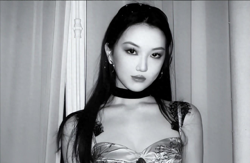 曝王菲女儿李嫣第4次手术,公开术后照片惹心疼,嘴巴缠满纱布