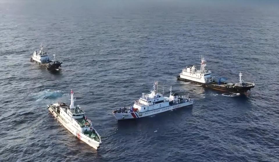 菲律宾发布登礁画面,在铁线礁搭起遮阳棚摆拍,中国海警登礁检查_腾讯